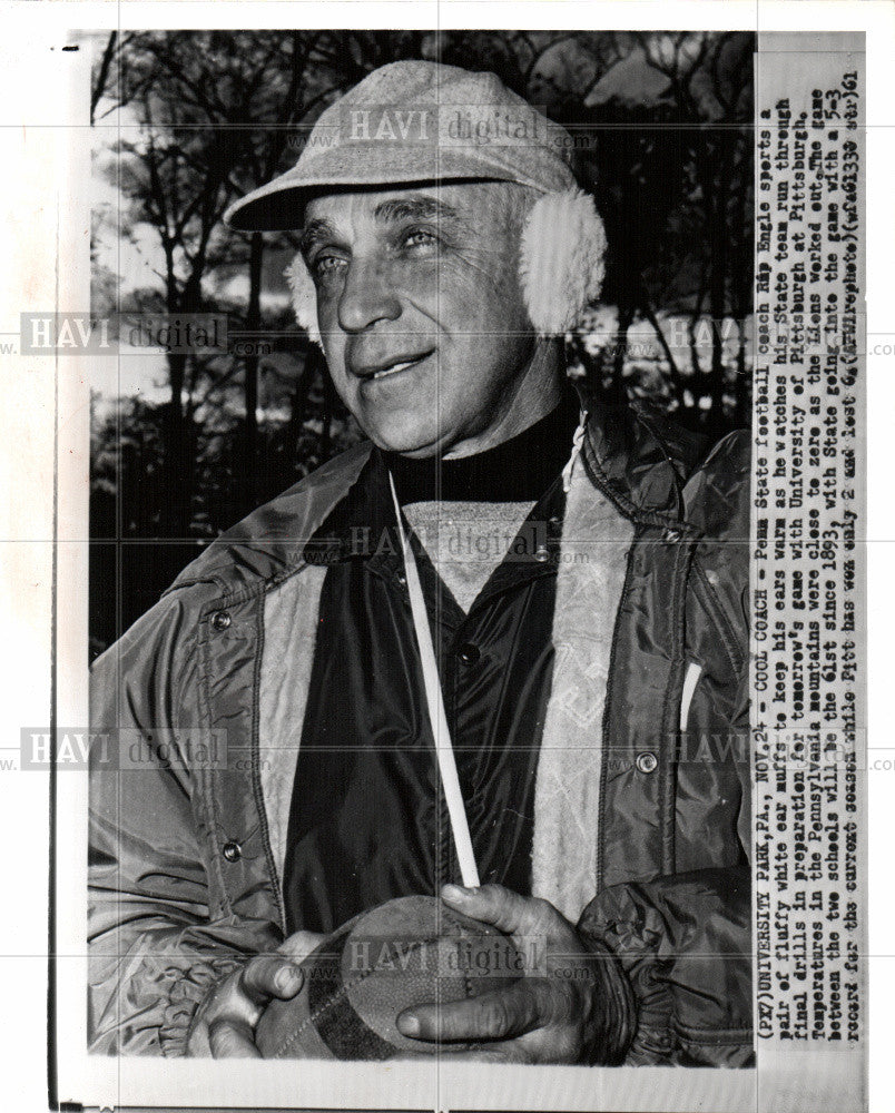 1961 Press Photo Rip Engle State coach Lions workout - Historic Images