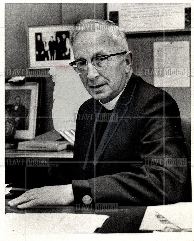 1975 Press Photo The Rt. Rev. Richard Emrich - Historic Images