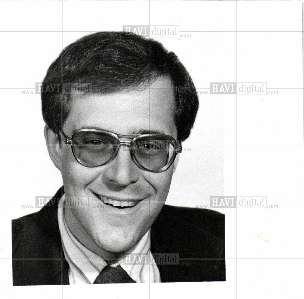 1980 Press Photo glasses S Elliott Detroit Free Press - Historic Images