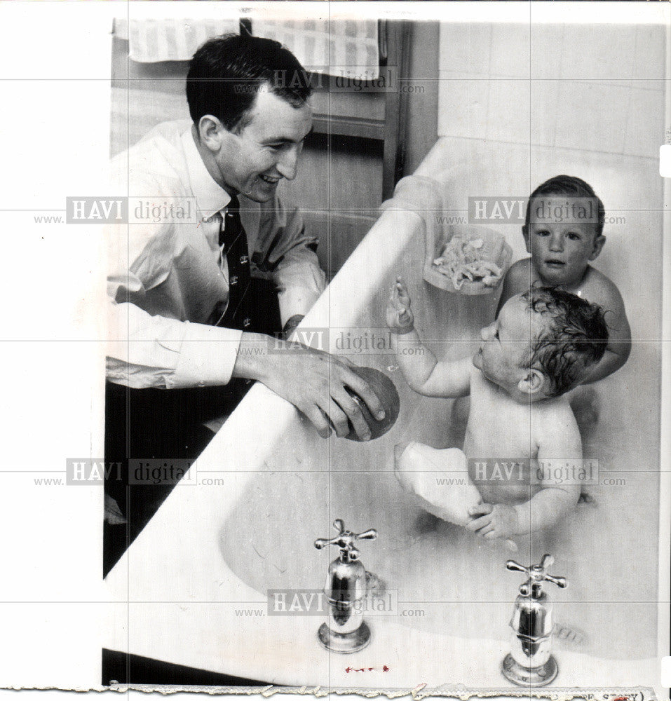 1962 Press Photo babies bath - Historic Images