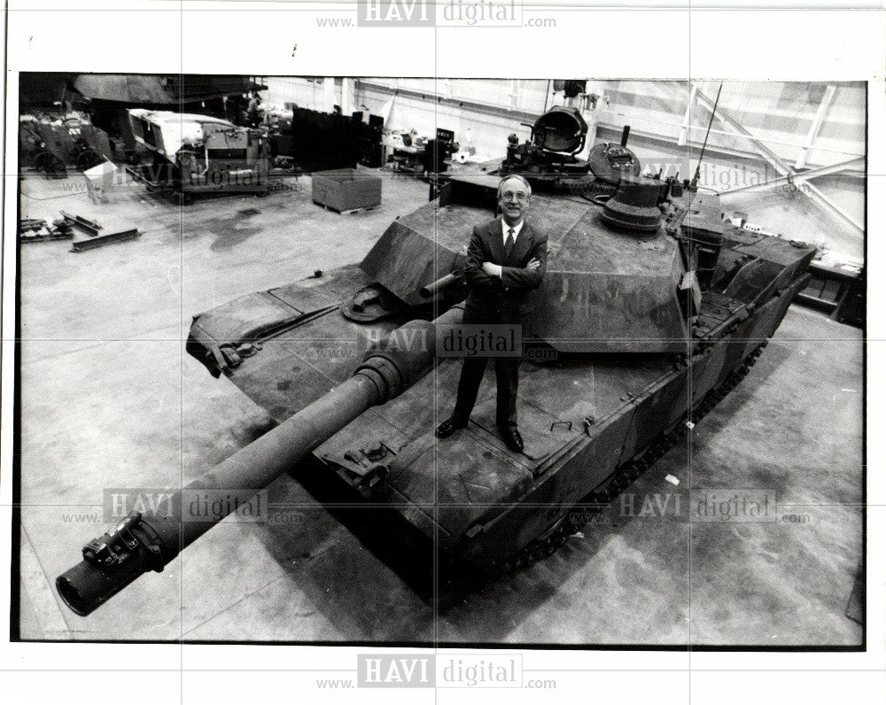 1991 Press Photo Gordon England M1A2 Abrams tank - Historic Images