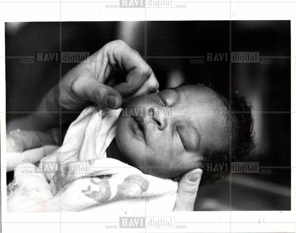 1990 Press Photo abandoned baby Emily Rose Detroit - Historic Images
