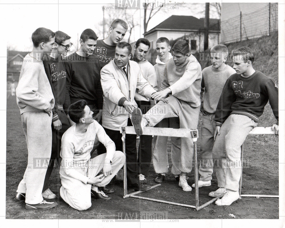 1960 Press Photo Christian squad Coach Bud Eive point - Historic Images