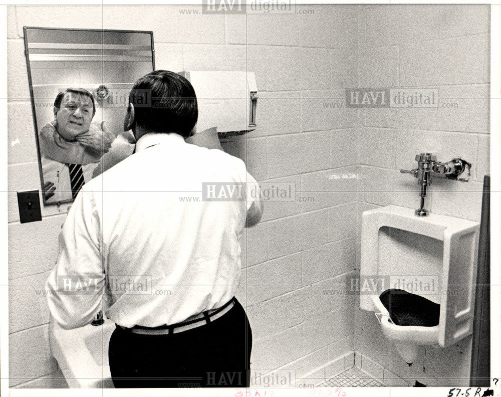 1984 Press Photo Sonny Elliot WKBD TV reporter makeup - Historic Images