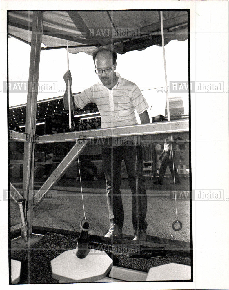 1989 Press Photo Matt Gryczan Bottle Up carnival booth - Historic Images