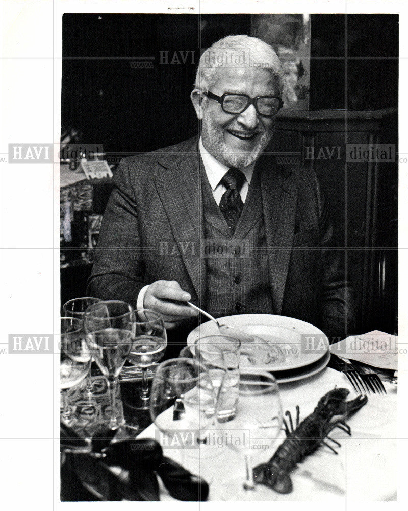 1975 Press Photo Lester Gruber taster lobster wine - Historic Images