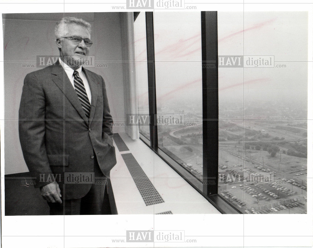 1989 Press Photo Ernest Grove Jr Financial Officer - Historic Images