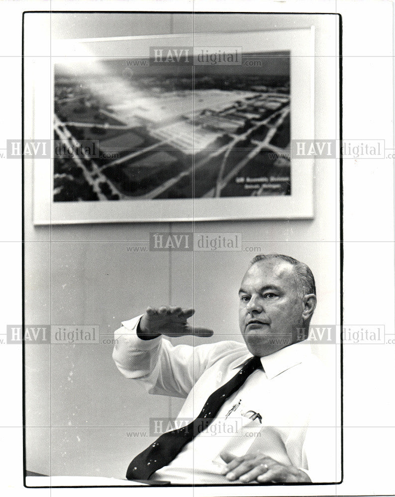 1982 Press Photo Earl Harper Manager Gm poletown plant. - Historic Images