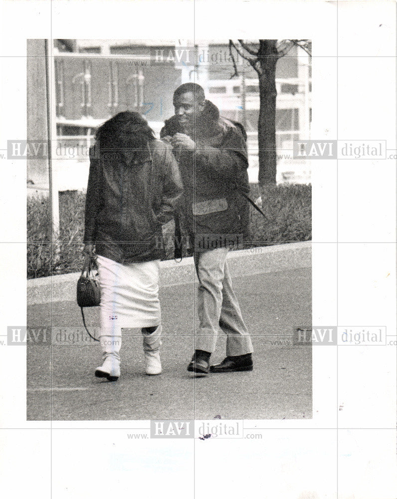 1989 Press Photo Ed Hanserd living large gun violations - Historic Images