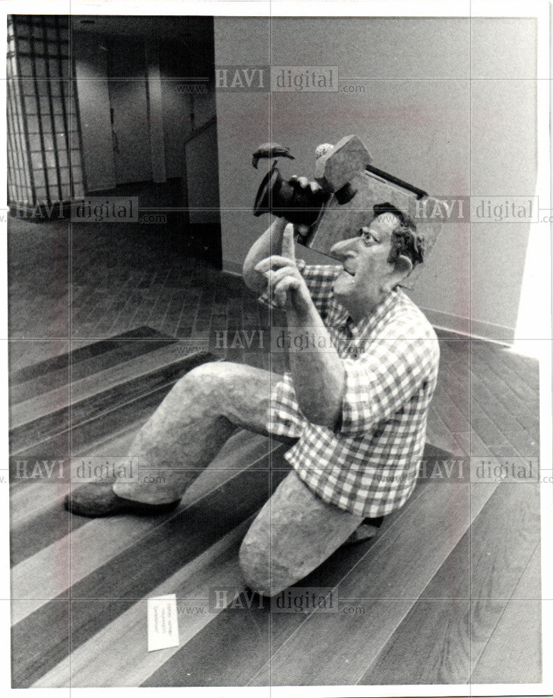 1983 Press Photo STEPHEN HANSENS CAMERAMAN , SCULPTURE - Historic Images