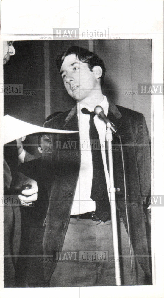 Press Photo Man with tie in front of microphone - Historic Images