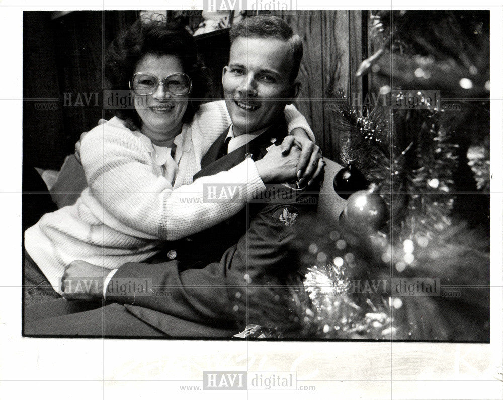 1989 Press Photo Jimmy Dean Hankins Hugs Mother 1989 - Historic Images