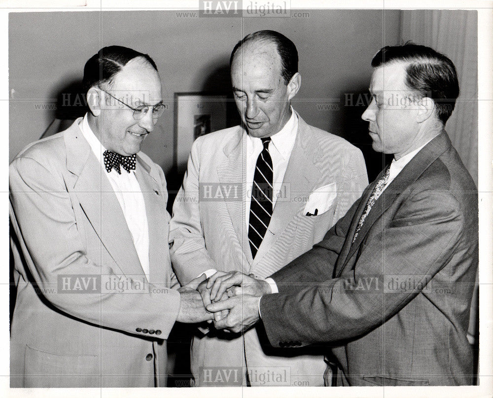 1952 Press Photo Three Men Shaking Hands Detroit Bus - Historic Images