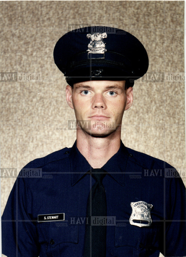 2002 Press Photo Officer Scott Stewart, Police Detroit - Historic Images