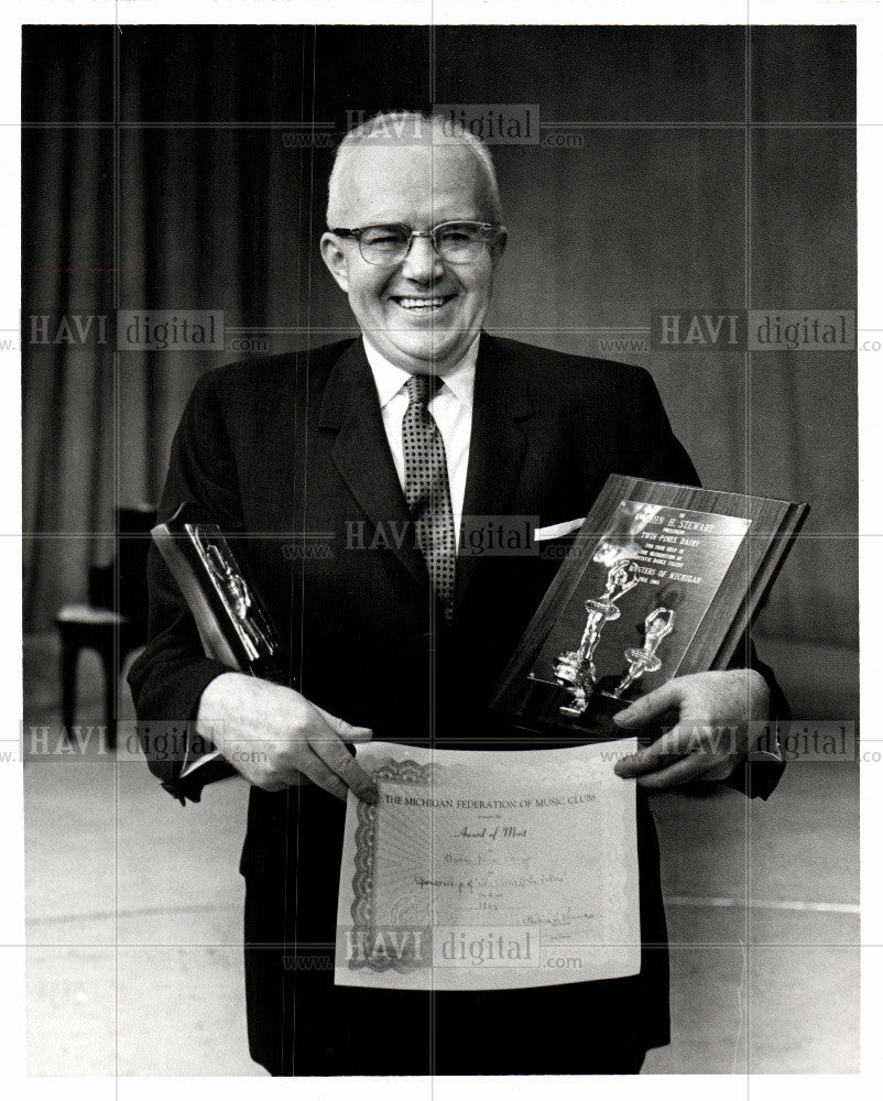 1964 Press Photo John Stewart Prudent Twin Pines Dairy - Historic Images