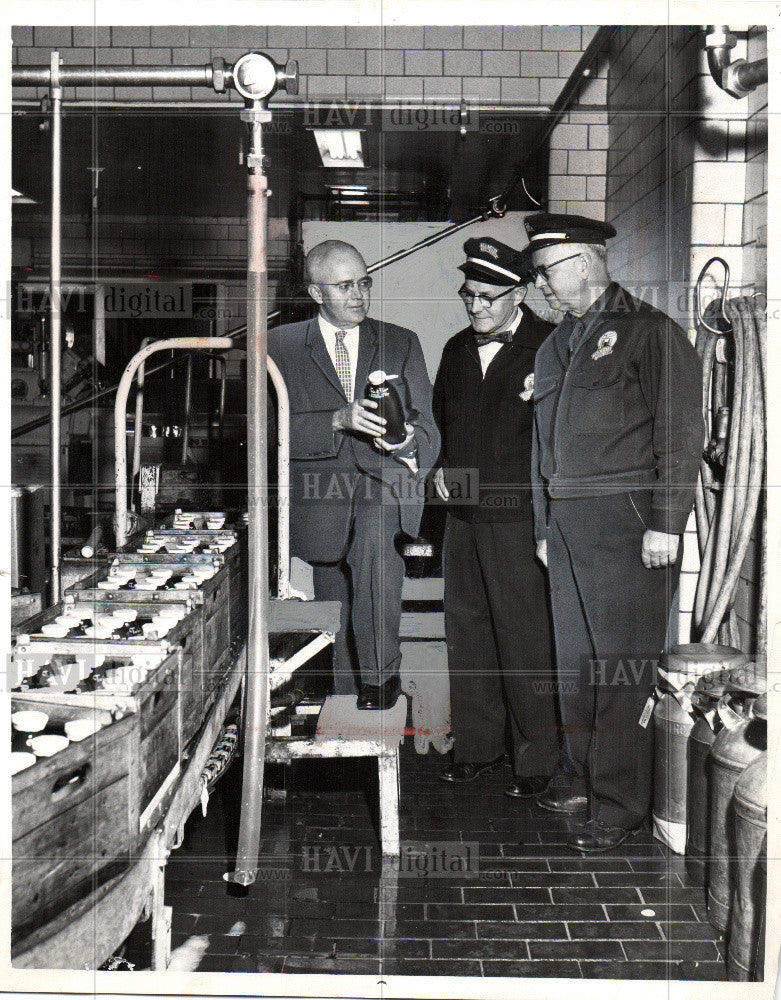 1961 Press Photo Bottling Plant Tour - Historic Images