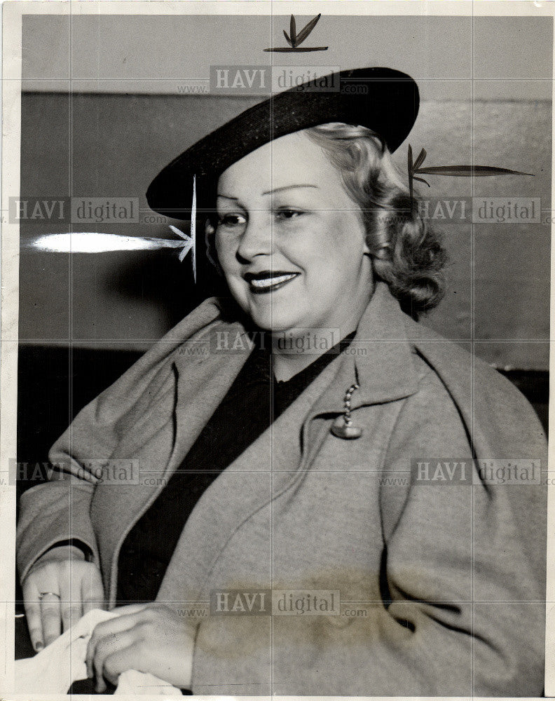 1937 Press Photo Betty Stewart car crashed Policeman - Historic Images