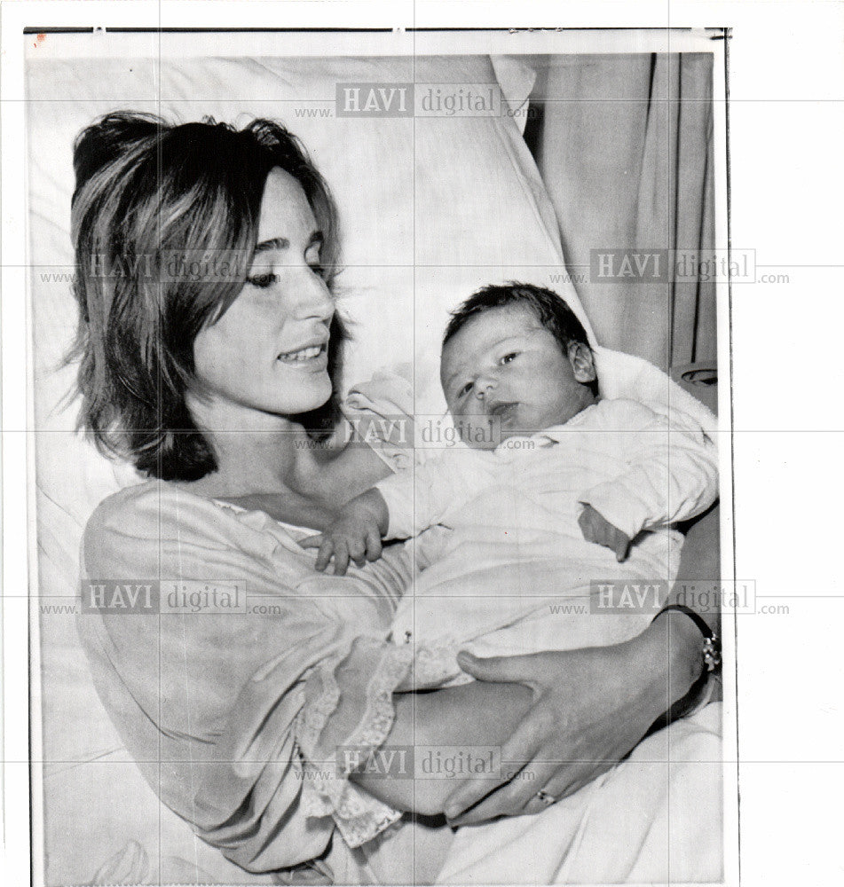 1963 Press Photo Natalie Stevenson John Fell Baby - Historic Images