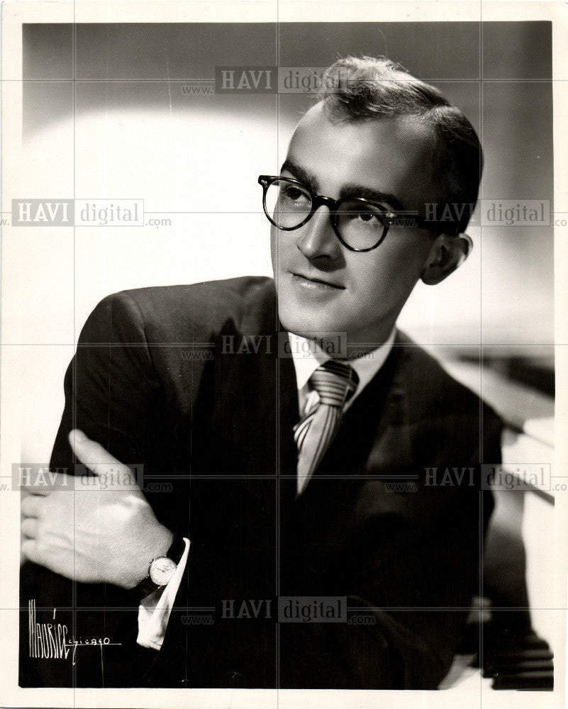 1955 Press Photo Robbie Stevenson, Brass Rail - Historic Images