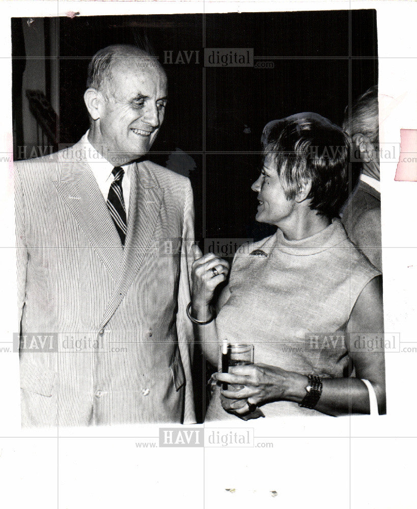 1970 Press Photo Roger Stevens Mrs. Rolf Pauls diplomat - Historic Images