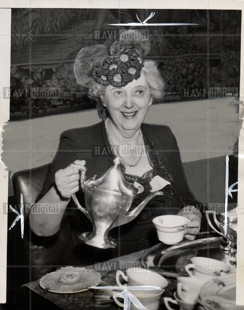 1943 Press Photo Miss Sarah Sheridan Detroit Edison - Historic Images