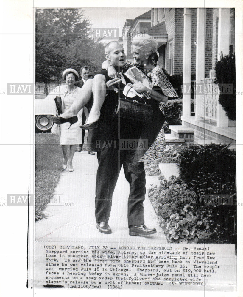 1964 Press Photo Dr. Samuel Sheppard carries his wife - Historic Images