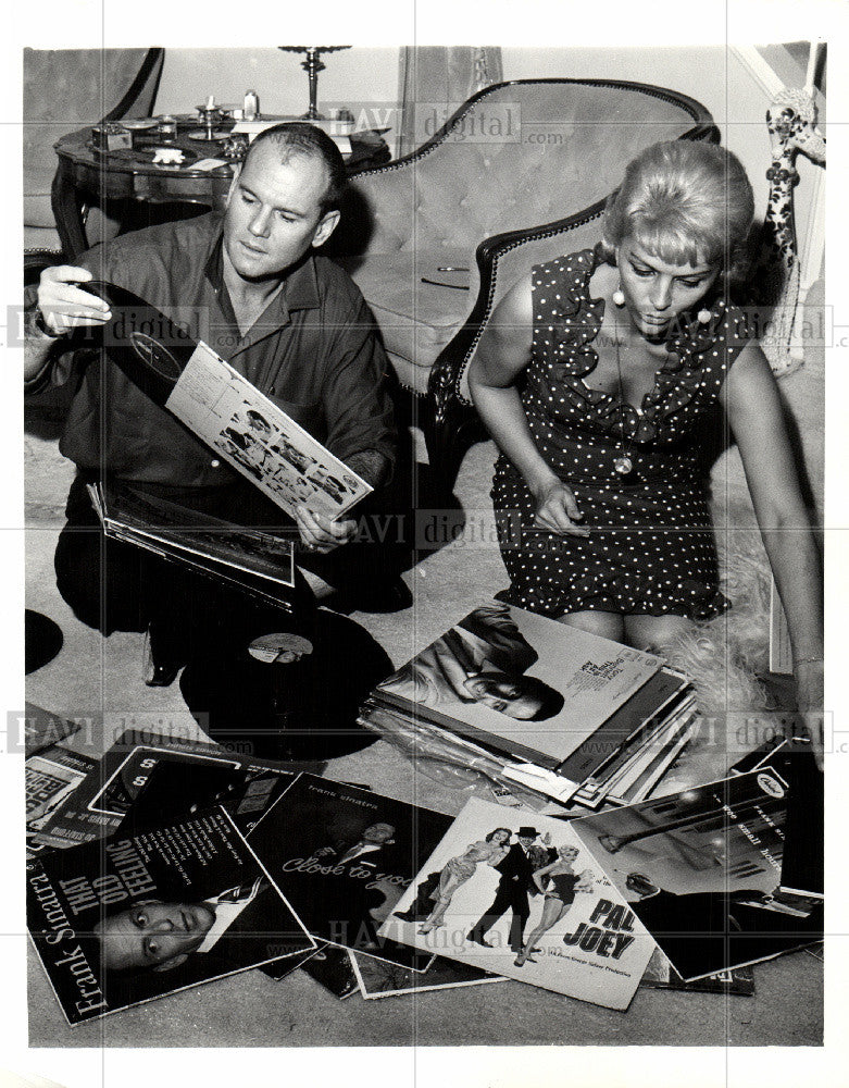 1965 Press Photo Man and Woman looking at Records Vinyl - Historic Images