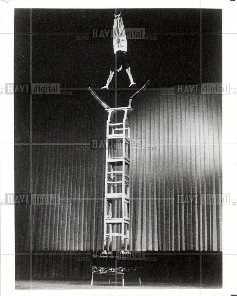 1973 Press Photo Shenyang Acrobatic Troupe China - Historic Images