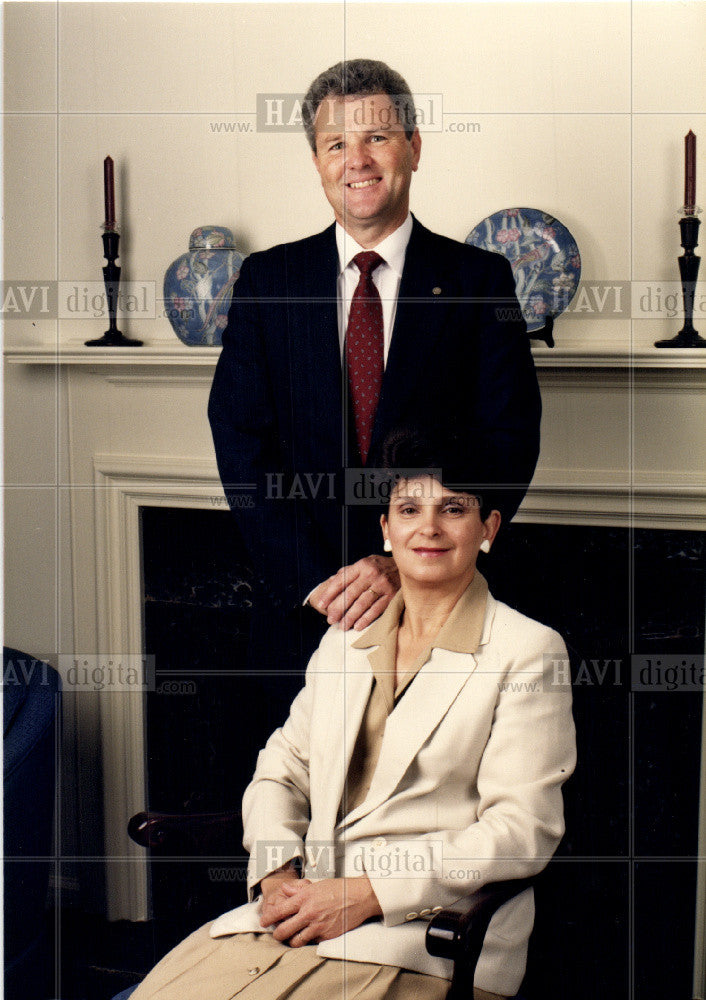 1989 Press Photo Dr. William E. Shelton EMU Presiden - Historic Images