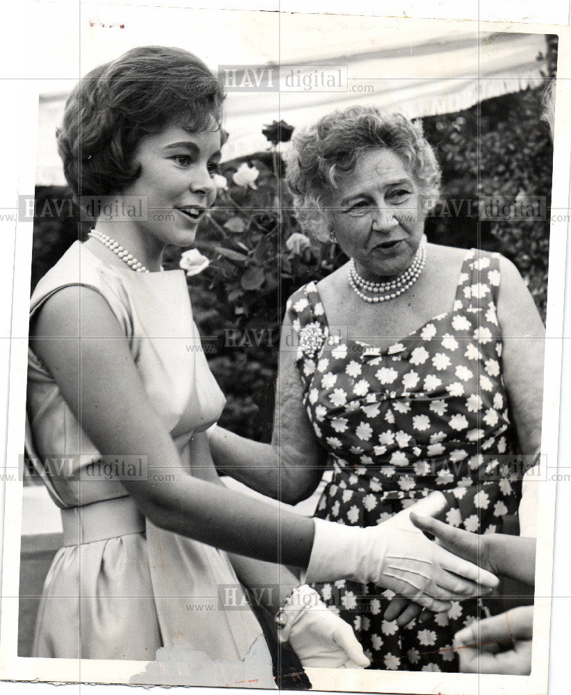 1961 Press Photo DEB SUSAN MET GUESTS WITH GRANDMOTHER - Historic Images