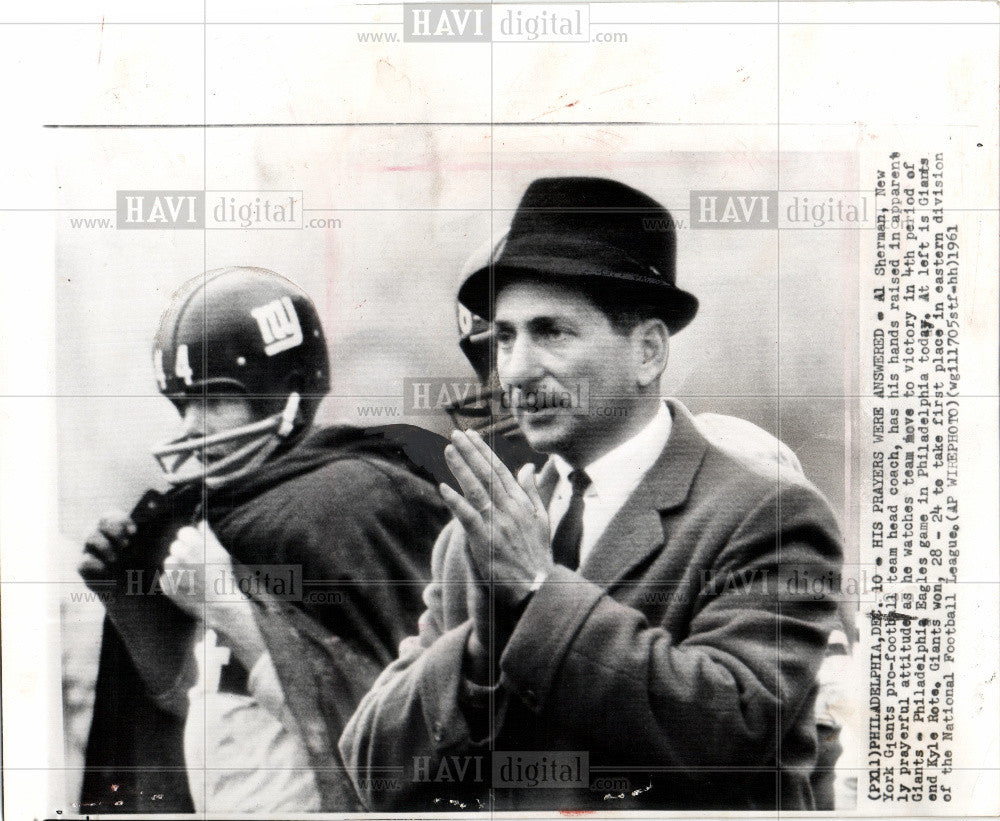 1961 Press Photo Al Sherman New York Giants Coach Pray - Historic Images