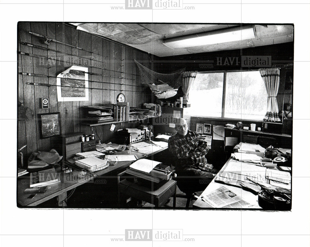 Press Photo Glenn Sheppard in his office next to h - Historic Images