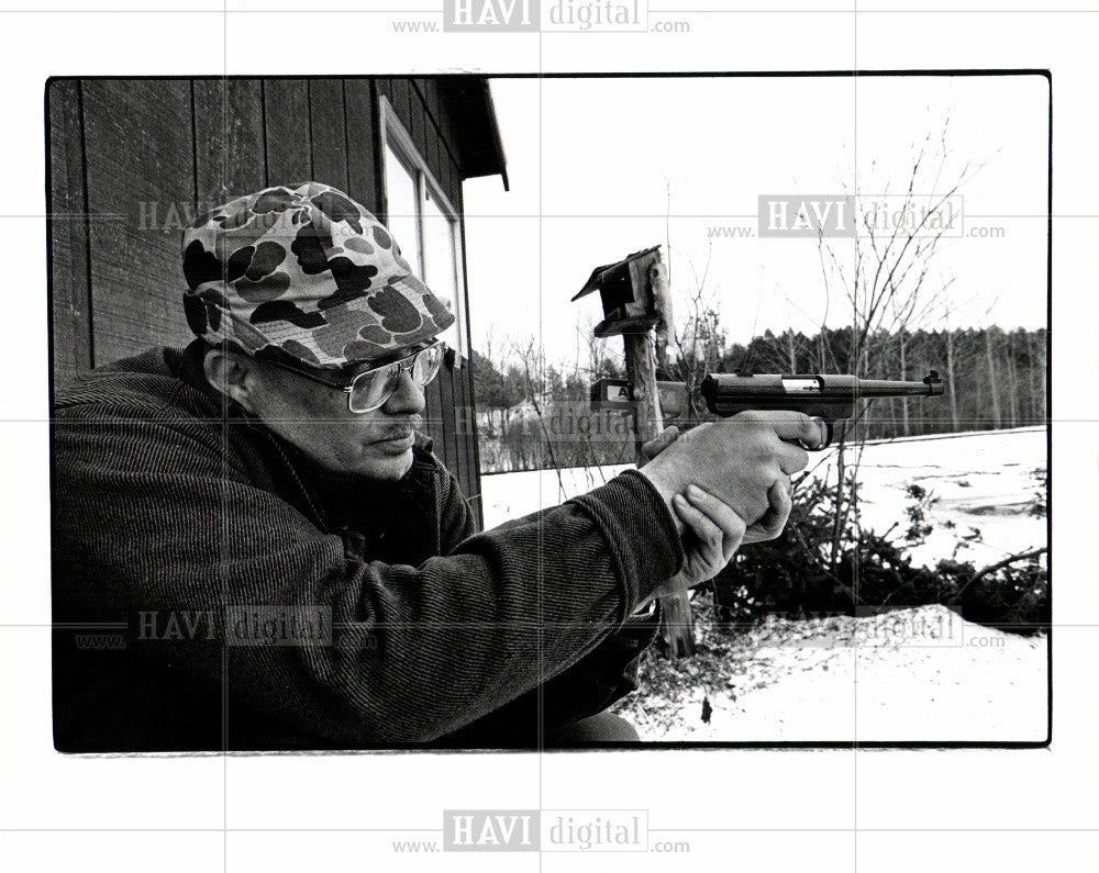 1979 Press Photo Glenn Sheppard handgun - Historic Images