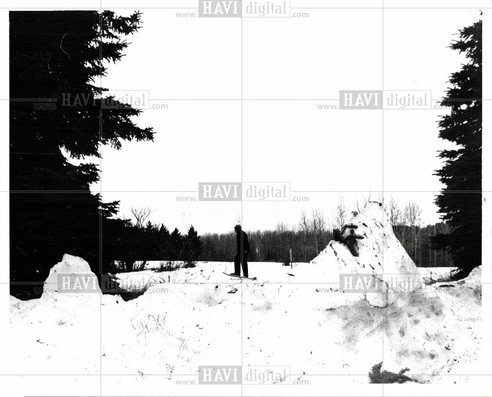 Press Photo Glenn Sheppard on snow shoes - Historic Images