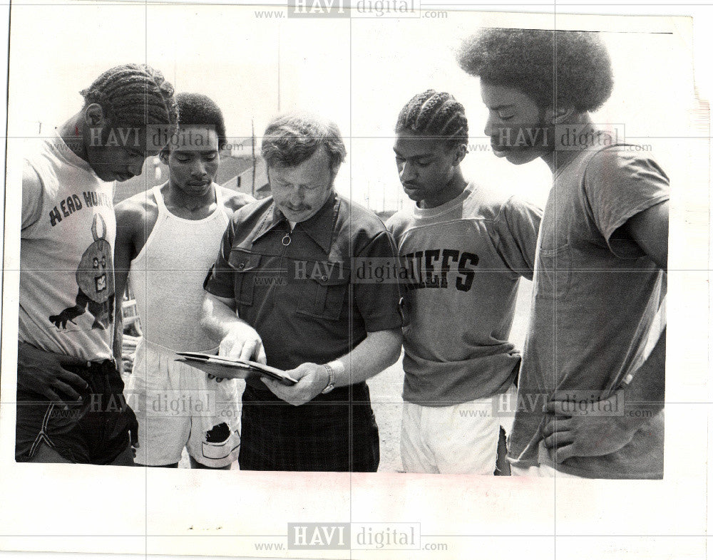 1974 Press Photo tiger manager - Historic Images