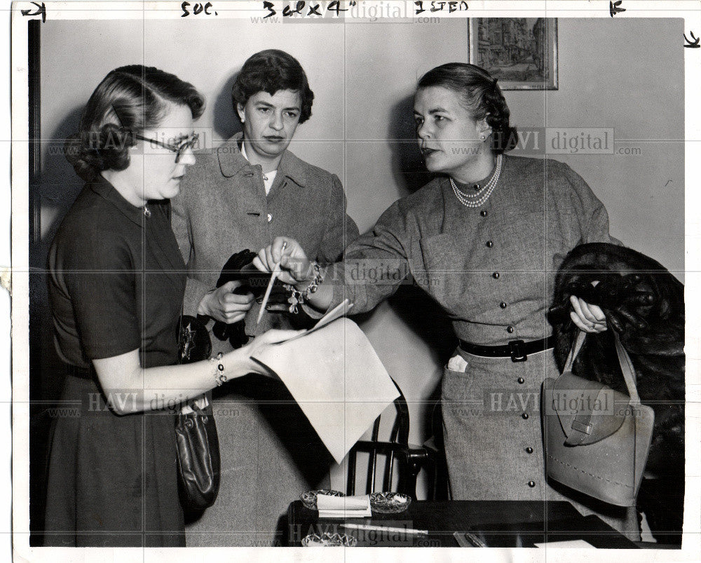 1954 Press Photo Mrs. Dexter Ferry - Historic Images