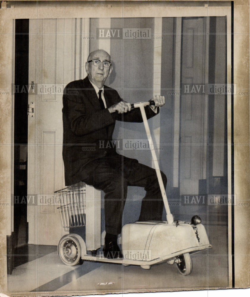 1970 Press Photo Richard Russell scooting senator - Historic Images