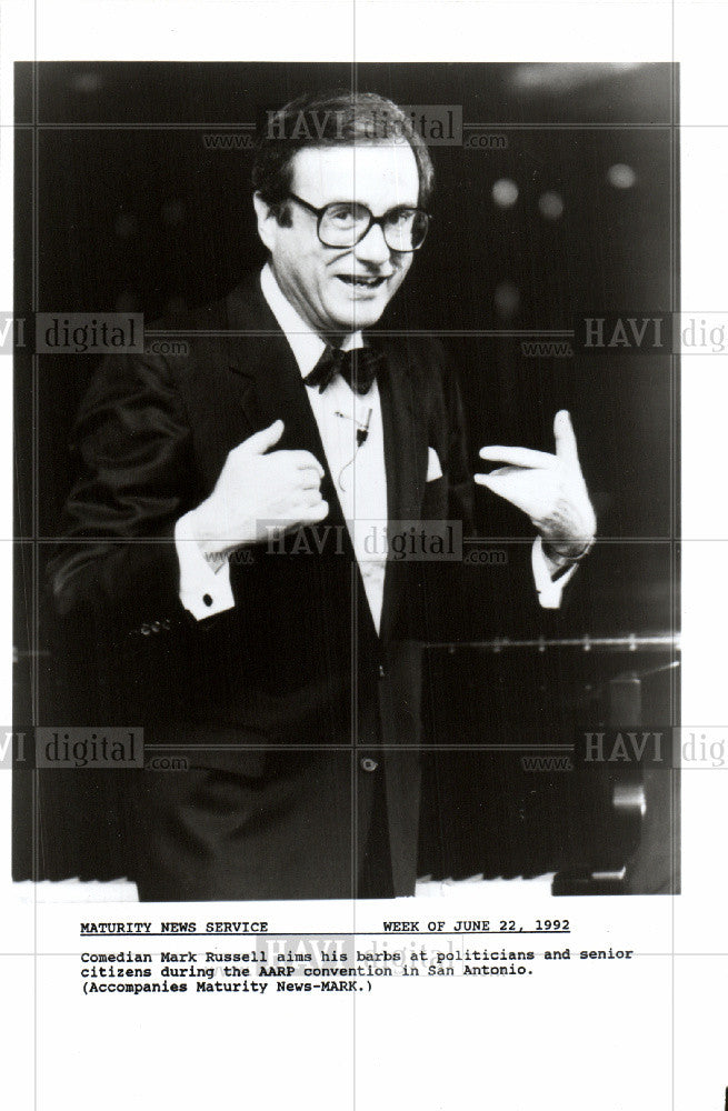 1933 Press Photo Comedian Mark Russell - Historic Images