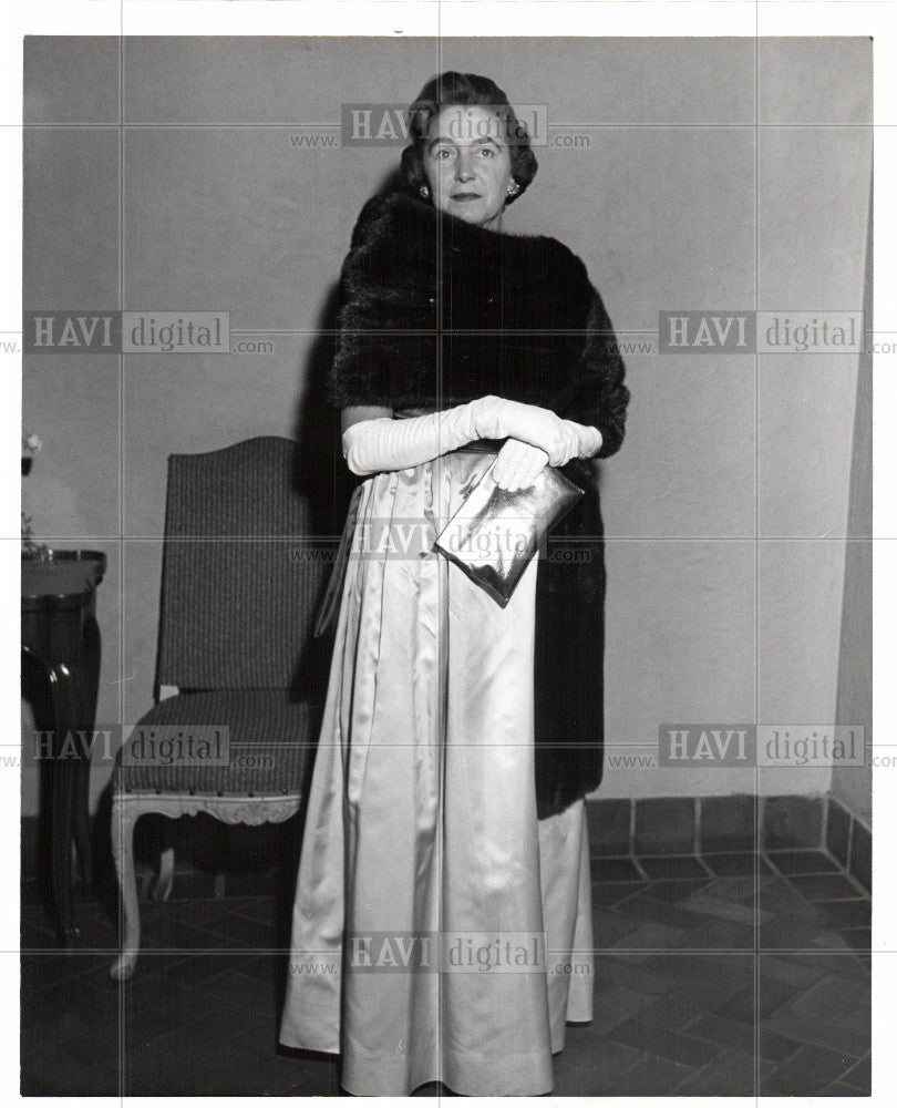 1961 Press Photo woman fur stole gloves B&amp;W purse - Historic Images