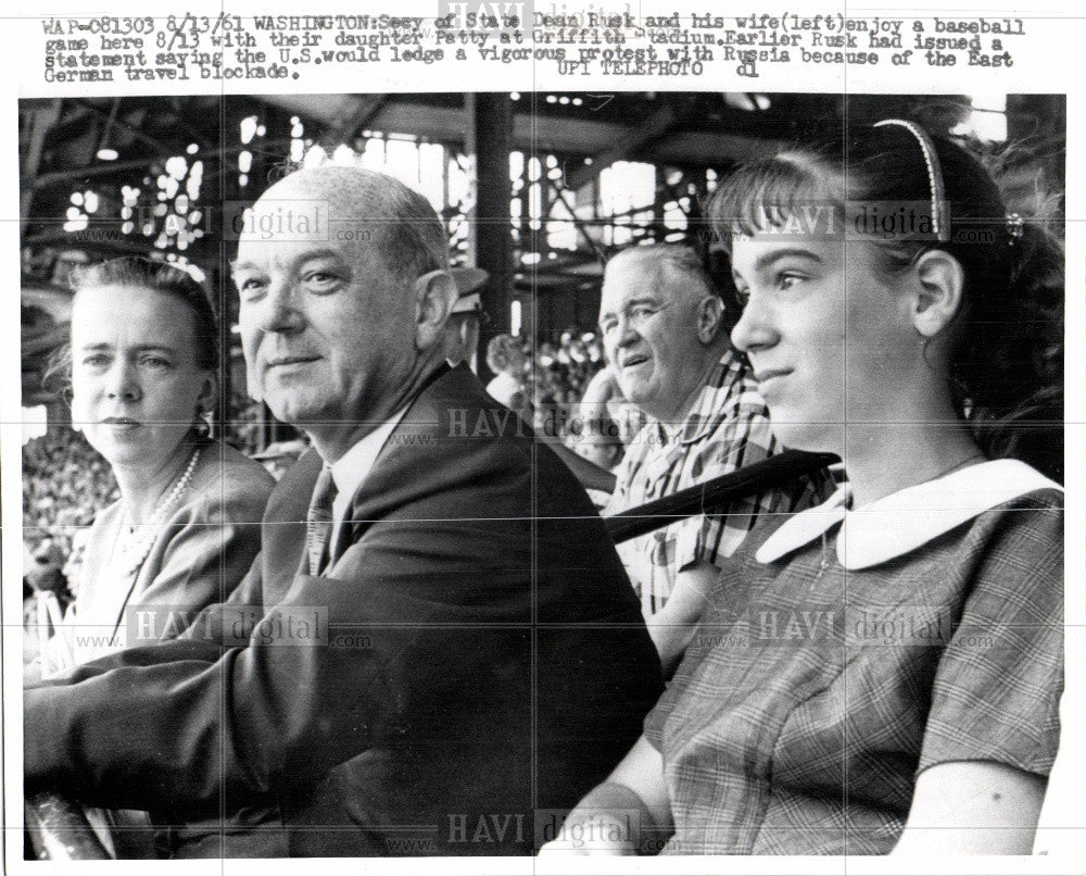 1961 Press Photo Dean Rusk Wife Patty Griffith Stadium - Historic Images