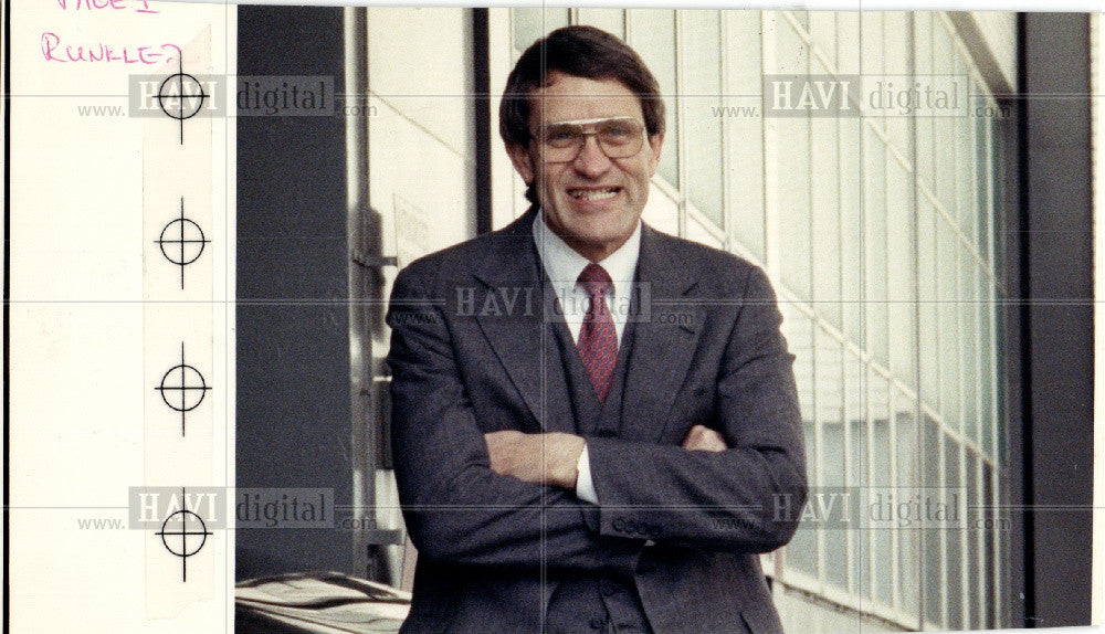 1988 Press Photo Don Runkle GM Engineer General Motors - Historic Images