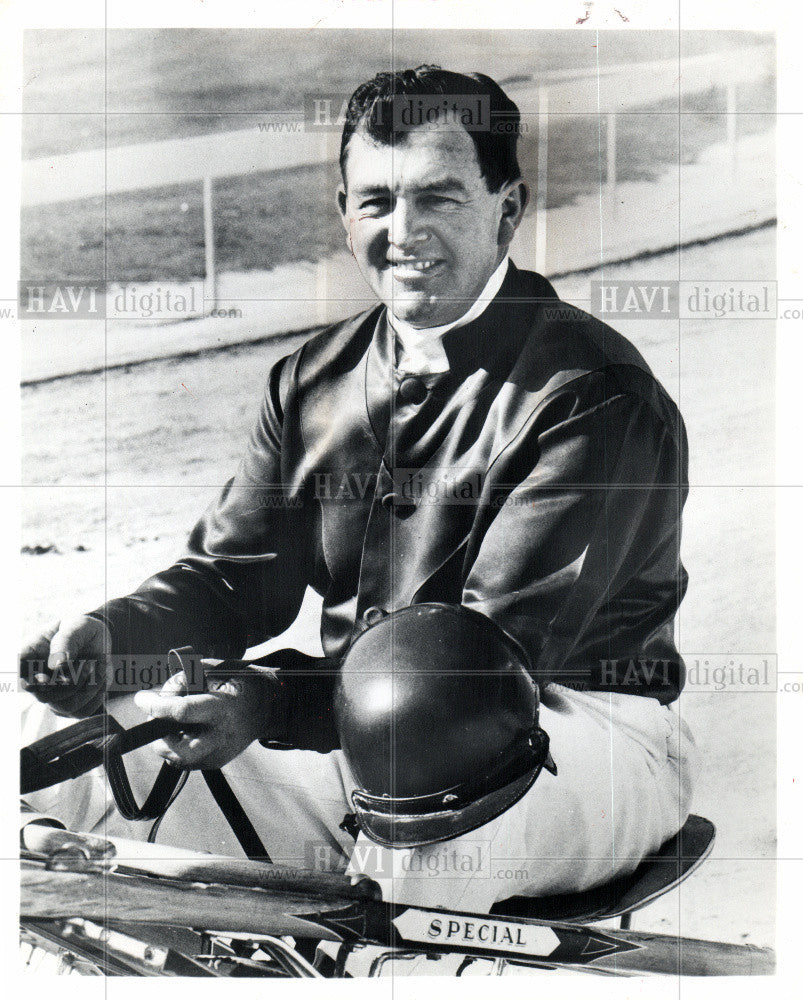 Press Photo Gordon Rothacker, racing horsemen - Historic Images