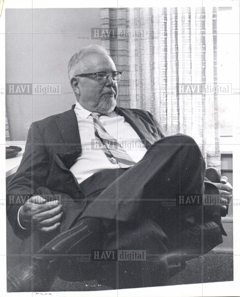 1961 Press Photo Dr. Woodburn O. Ross Wayne University - Historic Images