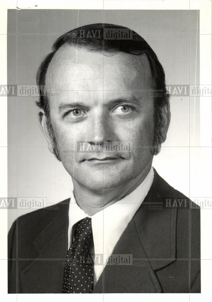 1975 Press Photo Louis R Ross Ford Motor Company VP - Historic Images