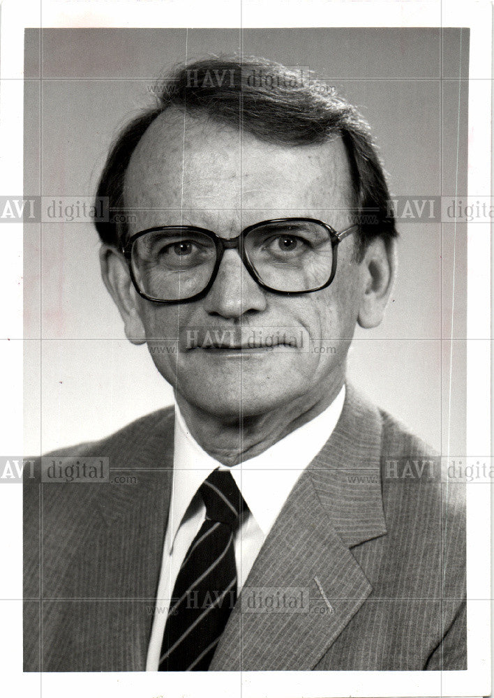 1987 Press Photo Louis R. Ross Executive Vice President - Historic Images