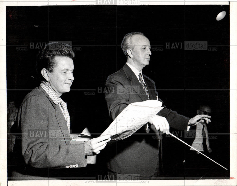 1954 Press Photo Robert Rounseville Opera Tenor NYC - Historic Images