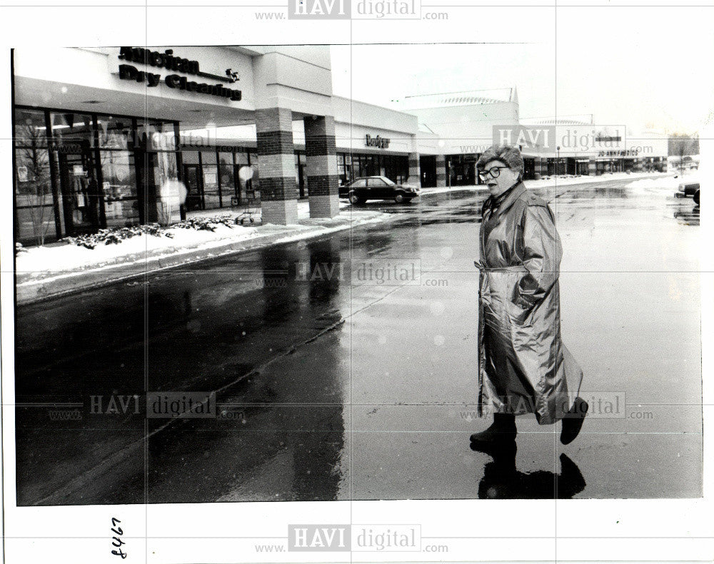 Press Photo Charlotte M. Rothstein mayor shopping - Historic Images