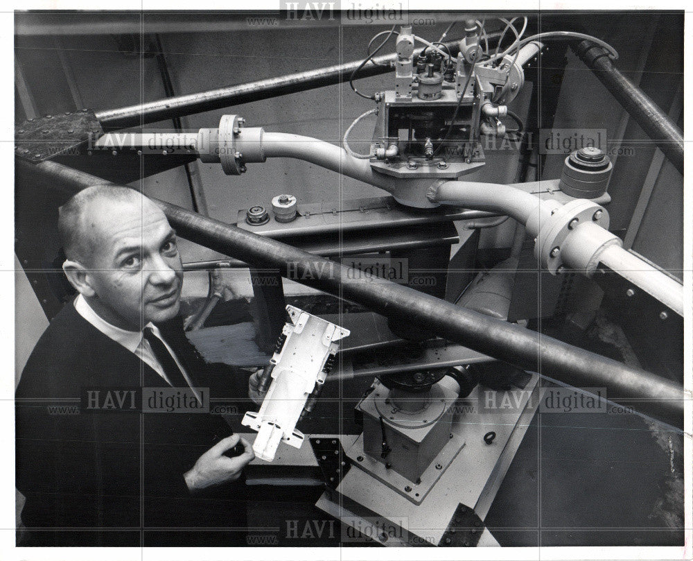 1965 Press Photo Malcolm David Ross professor - Historic Images