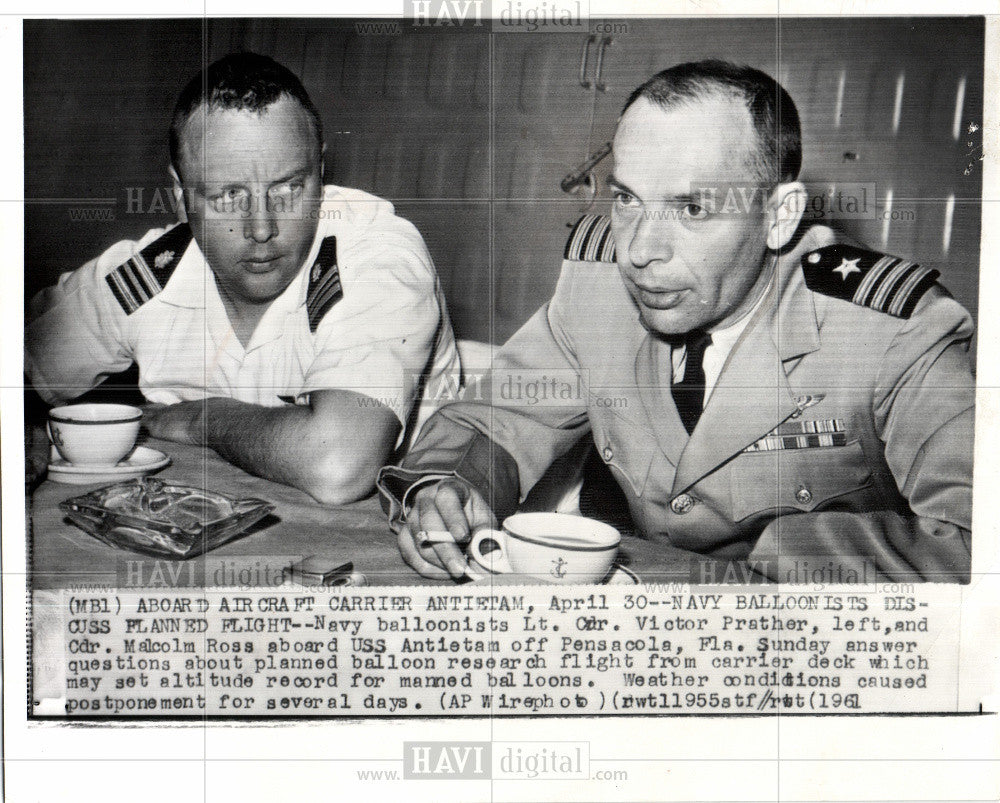 1961 Press Photo NAVY BALLOONISTS DISCUSS FLIGHT - Historic Images