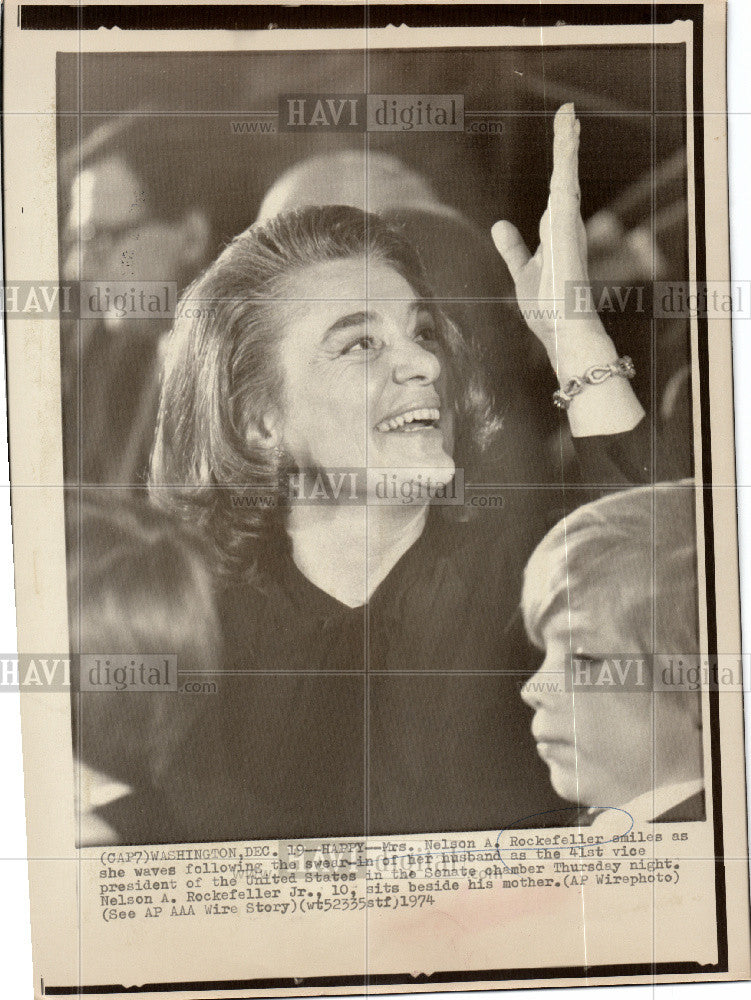 1974 Press Photo Nelson Reckefeller Wife wave - Historic Images